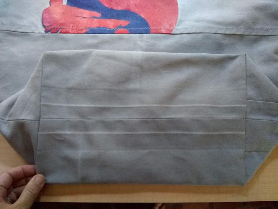 Flat bottom of gray bag