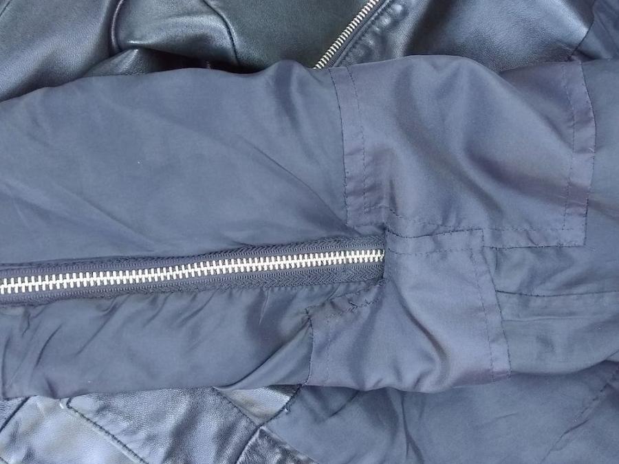 Patched lining at sleeve zipper of jacket